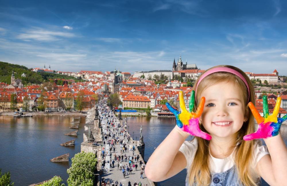 משפחה מטיילת בפראג