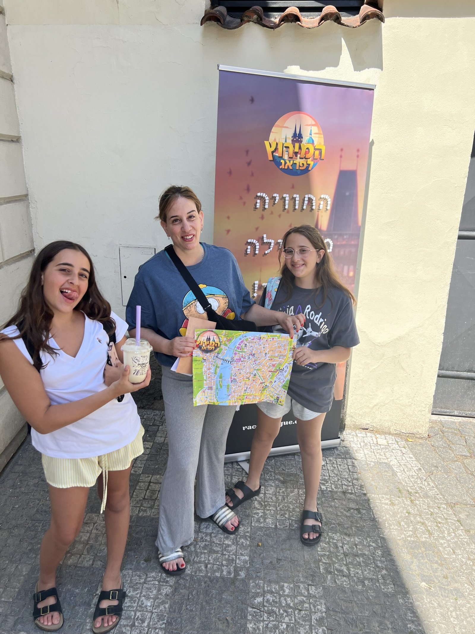 קבוצת חברות עם מפת המירוץ