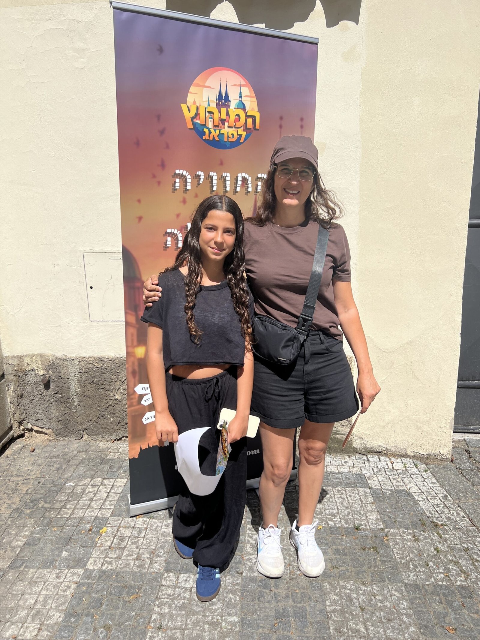 אם ובת לקראת תחילת המשחק