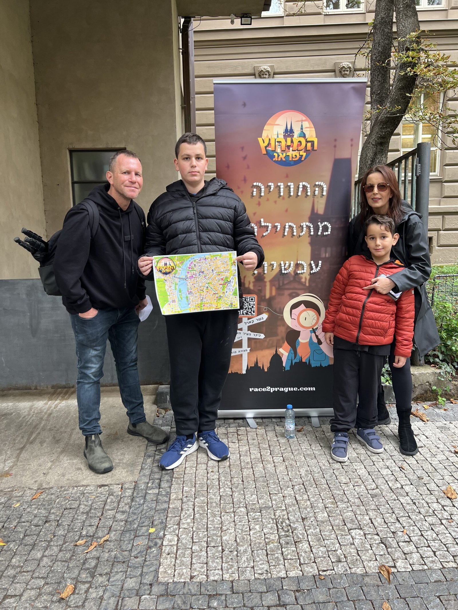 זוג הורים ובן במירוץ